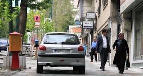 اعلام جریمه نقدی خودروهای پارک شده در پیاده‌رو  / انتقال این خودروها به پارکینگ