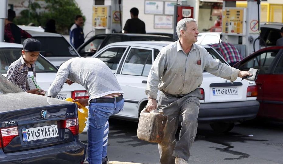 علت جمع آوری کارت سوخت از پمپ بنزین ها اعلام شد / اثر تنش های منطقه ای بر قیمت بنزین