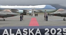 ورود ترامپ به آلاسکا/ عکس یادگاری پوتین و ترامپ در میان جنگنده‌های آمریکایی