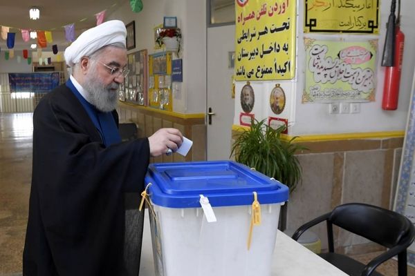 شرکت حسن روحانی در انتخابات + عکس 