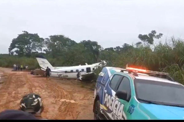 سقوط هواپیما با ۱۴ کشته + عکس و جزییات 