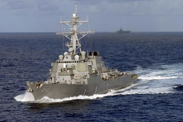 دستور عقب نشینی پدافند ارتش ایران به ناوشکن متجاوز آمریکایی