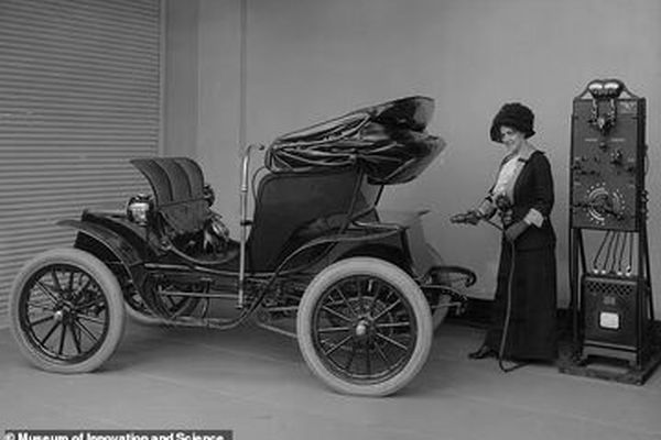 باورنکردنی / مردم ۱۰۰ سال پیش خودروی برقی سوار می شدند! + تصاویر