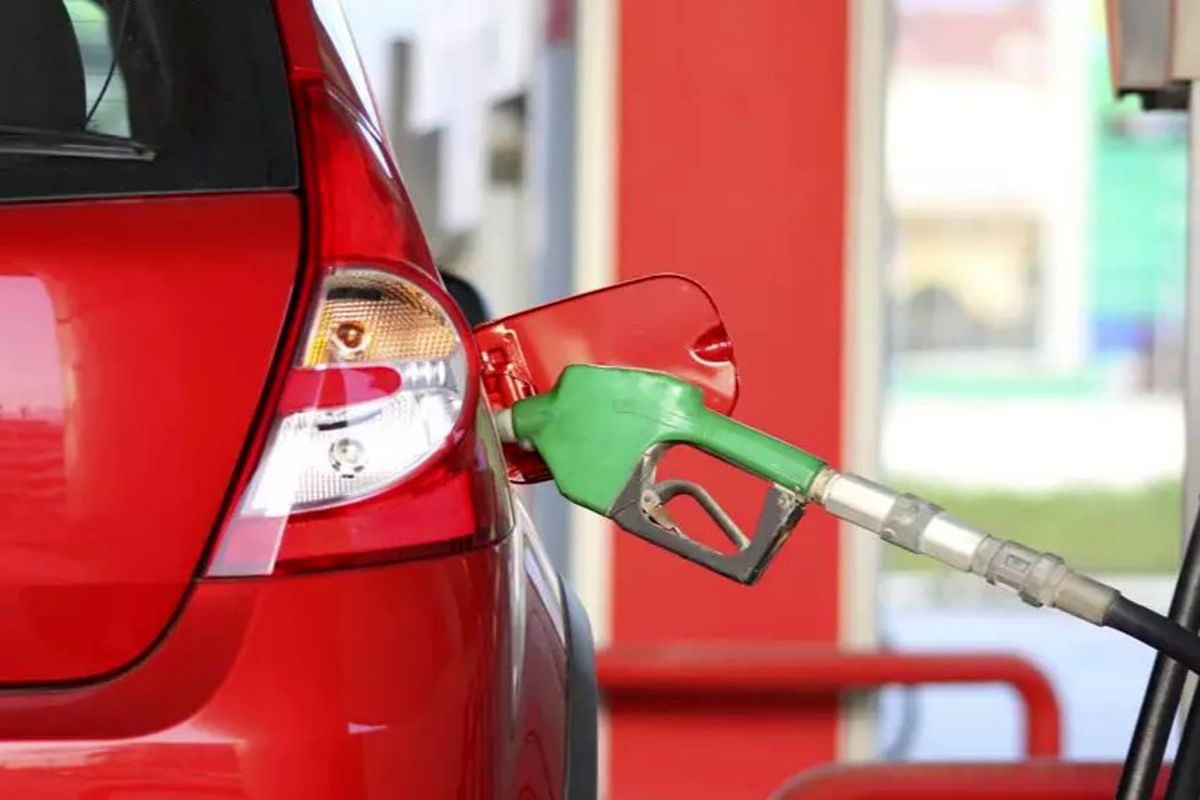 ادعای نماینده مجلس درباره قیمت بنزین