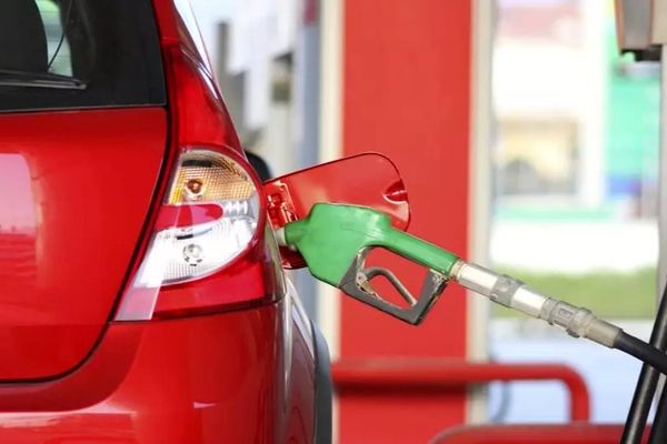 تکلیف قیمت بنزین سال آینده چگونه می‌شود؟
