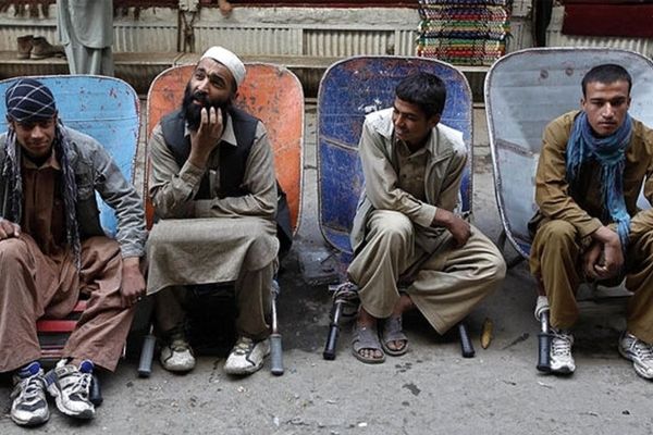 استخدام افغانستانی ها صدای ایرانی ها را درآورد + عکس