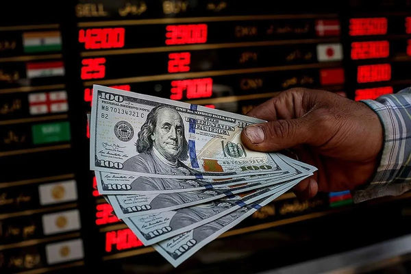 قیمت دلار همچنان در مدار افزایش (۱ مهر) 