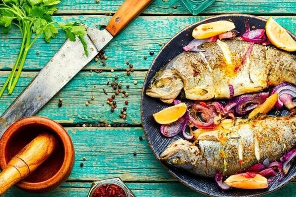 هیچگاه این غذاها را با ماهی نخورید / ترکیب سمی ماهی با این مواد خوراکی